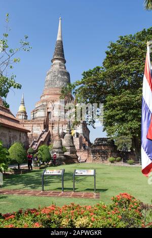 Gärtner und Touristen im Wat Yai Chai Mongkhon Tempel im Sommer Stockfoto