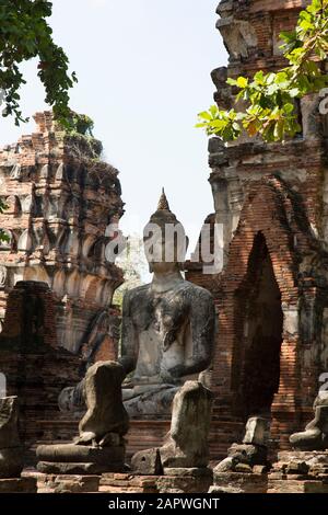 Rock alte buddha-Statue neben einem Tempel in Ruinen im Wat Maha That Stockfoto