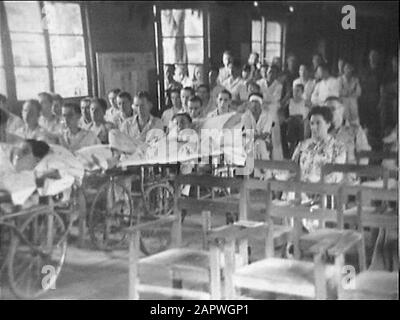 Dr. Mansuer in Medan (Wali Negara Sumatera Timoer); Weihnachtsfeier 3.4-i R.I. Cano-Plateau; Militärkrankenhaus; Blumen-Tribut bei den Gräbern Medan: Auch die Kranken und Verletzten waren mit der Weihnachtszeit nicht vergessen. Der Protestant Youth Club führte ein Weihnachtsspiel durch. Auf Brandkarten konnten auch die schwereren Fälle am Aufführungsdatum teilnehmen: 25. Dezember 1947 Ort: Indonesien, Indonesien, Medan, Niederländische Ostindien Stichwörter: Brandkarten, verletzt, Weihnachten, Weihnachtsspiele, Aufführungen, Vorführungen, krank Stockfoto