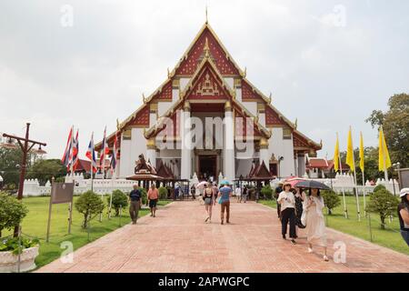 Thailändische Flaggen und Touristen vor dem Tempel des Wat Phra Si Sanphet Stockfoto