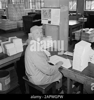 Reportage Verlag Wolters, Groningen Mitarbeiter mit Büchern in separaten Abschnitten Datum: August 1965 Standort: Groningen (Stadt) Stichwörter: Drucken, Verlagseinrichtung Name: J B. Wolters Stockfoto