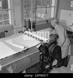 Reportage Verlag Wolters, Groningen Mitarbeiter im Kartenlager, wo die Karten auf Leinen eingeklebt werden Datum: August 1965 Standort: Groningen (Stadt) Stichwörter: Drucken, Landkarten, Verlagshäuser Institutioneller Name: J B. Wolters Stockfoto