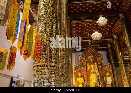 Von oben hängen bunte Seidenbänder im Wat Chedi Luang Stockfoto