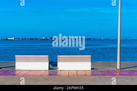 Schöne Aufnahme der Luanda Bucht mit Gebäuden in der Distanz unter einem blauen Himmel Stockfoto