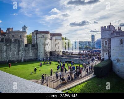 London, GROSSBRITANNIEN - 06. Oktober 2017: Touristen vor dem Haupteingang (Byward Tower) des Towers of London, einem Weltkulturerbe. Stockfoto