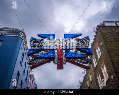 London, GROSSBRITANNIEN - 06. Oktober 2017: Großes blinkendes Schild, das den Eingang zur Straße von Carnaby kennzeichnet Stockfoto