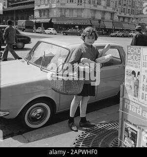 Pariser Bilder [Paris Street Life] Mädchen mit Baguettes und Warenkorb Datum: 1965 Standort: Frankreich, Paris Schlüsselwörter: Lebensmittel, Brot, Kinder, Straßenbilder Stockfoto