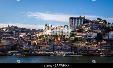 Porto, PORTUGAL - 17. August 2015: Panoramaaussicht auf Die Altstadt von Porto Oporto und Ribeira über den Fluss Douro von Vila Nova de Gaia, Portugal Stockfoto
