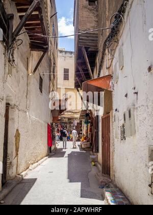 Fez, MAROKKO - 05. Juni 2018: Straße und Gebäude in Fez Stockfoto