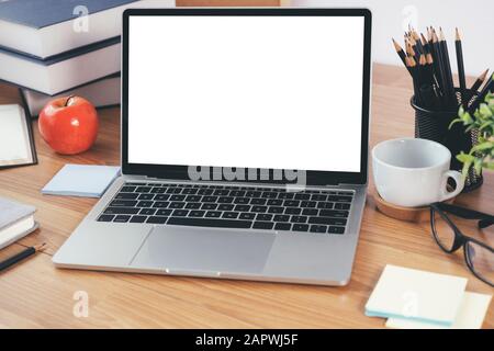 Stellen Sie einen leeren Laptop mit weißem Bildschirm vor. Arbeitsbereich und Laptop mit weißem Bildschirm. Stockfoto