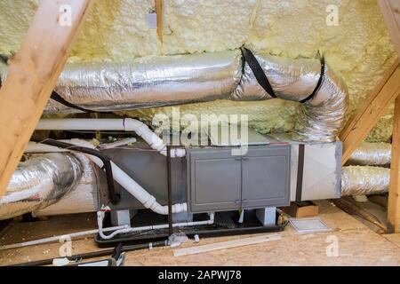 Holzbalken mit isoliert das Dachgeschoss mit Mineralwolle und Leitung Heizung Stockfoto