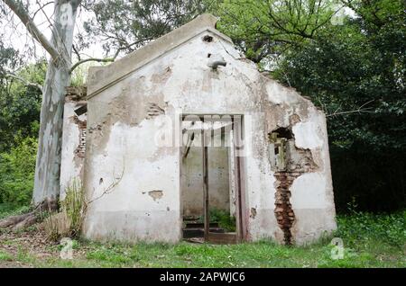 Kleine verlassene Bauarbeiten in der Nähe der Burg San Francisco, der Burg Egaña, in der Provinz Buenos Aires, Argentinien Stockfoto