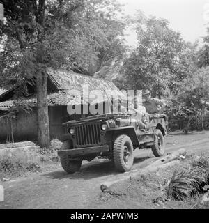 Kriegsfreiwillige in Malakka und Indonesien Mit einem Jeep auf dem Weg nach Depok. Direkt im Rücken von 1st Leutnant Dunki Jacob's Annotation: Die anderen Mitglieder der KNIL Intelligence Group waren 1st Leutnant C.W. Winter, Kapitän Van den Bergh und Sergeant-Major Otten. Das christliche Dorf Depok bei Batavia wurde Ende 1945 von den indonesischen Extremisten ausgeplündert und zerstört. [Rot.] Datum: 11. April 1946 Ort: Depok, Indonesien, Java, Niederländisch-Ostindien Stichwörter: Jeeps, Militärpersonname: Dunki Jacobs, R. Stockfoto