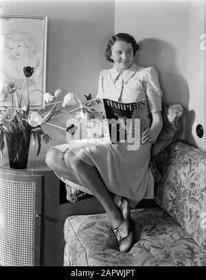 Portrait Fotografie Frau D. Smit posiert auf einer Bank mit Magazin Datum: 1940 Schlagwörter: Porträts, Posing, Zeitschriften, Frauen persönlicher Name: SMIT, D. Stockfoto