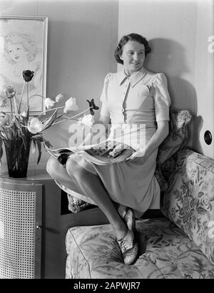 Portrait Fotografie Frau D. Smit posiert auf einer Bank mit Magazin Datum: 1940 Schlagwörter: Porträts, Posing, Zeitschriften, Frauen persönlicher Name: SMIT, D. Stockfoto