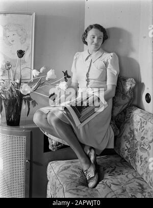 Portrait Fotografie Frau D. Smit posiert auf einer Bank mit Magazin Datum: 1940 Schlagwörter: Porträts, Posing, Zeitschriften, Frauen persönlicher Name: SMIT, D. Stockfoto