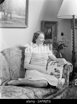 Portrait Fotografie Frau D. Smit posiert auf einer Bank mit Magazin Datum: 1940 Schlagwörter: Porträts, Posing, Zeitschriften, Frauen persönlicher Name: SMIT, D. Stockfoto