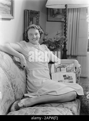 Portrait Fotografie Frau D. Smit posiert auf einer Bank mit Magazin Datum: 1940 Schlagwörter: Porträts, Posing, Zeitschriften, Frauen persönlicher Name: SMIT, D. Stockfoto