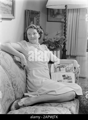 Portrait Fotografie Frau D. Smit posiert auf einer Bank mit Magazin Datum: 1940 Schlagwörter: Porträts, Posing, Zeitschriften, Frauen persönlicher Name: SMIT, D. Stockfoto