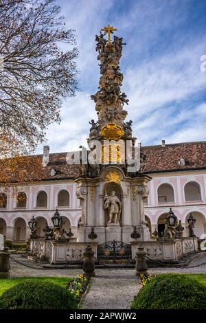 Stift zum Heiligen Kreuz ist ein Kloster der zisterziensischen in Wien-Wald. Es ist das älteste ununterbrochen besetzte Kloster der zisterziensischen Welt Stockfoto