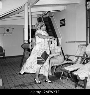Niederländische Antillen und Suriname zur Zeit des königlichen Besuchs von Königin Juliana und Prinz Bernhard im Jahr 1955 tanzt Frau Snijders, als Surinamesen verkleidet, in die ms. Nestor auf dem Weg nach Suriname. Im Hintergrund Frau Van de Poll Datum: 1. Oktober 1955 Schlagwörter: Tänze, Schiffe, Frauen persönlicher Name: Poll-Eschen, Hildegard von der, Cutters, [.] Stockfoto