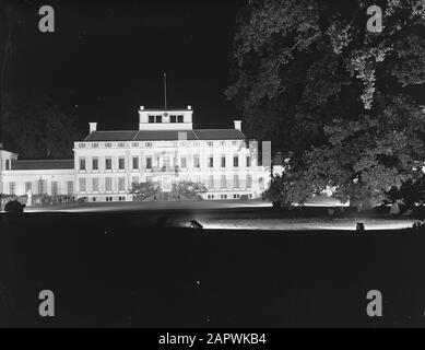 Abdankung Königin Wilhelmina/Einweihung Königin Juliana Einweihung Königin Juliana. Königliche Familie nach dem Jubiläum und der Einweihung in Amsterdam zurück zu Hause. Palast Soestdijk im Rampenlicht Datum: 9. September 1948 Ort: Soestdijk, Utrechter Schlüsselwörter: Einweihung, Königshaus, Paläste, Illuminationen Stockfoto