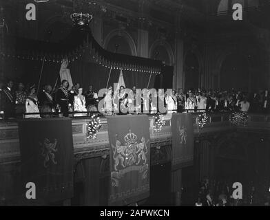 Abdankung Königin Wilhelmina/Einweihung Königin Juliana Einweihung Königin Juliana. Offizieller Abschluss der Ferienwoche. Gala-Konzert im Concertgebouw in Amsterdam mit dem Concertgebouw-Orchester unter der Leitung von Eduard van Beinum. In der Ehrenloge der ausländischen Königsgäste Datum: 1948 Ort: Amsterdam, Noord-Holland Schlüsselwörter: Konzerte, Einweihung, Königshaus, Name der Musikeinrichtung: Concertgebouw Stockfoto