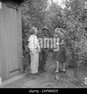 Befreiung Nordbrabants entlang des Korridors Bergeijk - Valkenswaard - Aalst - Eindhoven Militär der Irish Guards im Gespräch mit Einwohnern von Aalst Datum: 18. September 1944 Ort: Aalst, Noord -Brabant Schlüsselwörter: Befreiung, Militär, Frauen Stockfoto