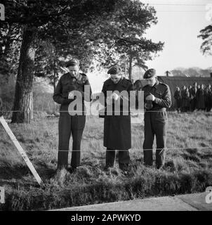 Prinz Bernhard besucht niederländische Truppen auf ihrem Armeestab in Großbritannien während des zweiten Weltkriegs Soldaten machen Bilder Datum: 1940 Ort: Großbritannien Schlüsselwörter: Fotoausrüstung, Königshaus, Militär Stockfoto