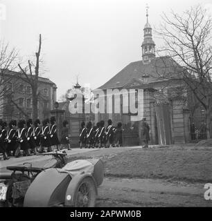 Kaserne Rosenborger Soldaten kehren nach der aubade zu Ehren des 55. Jahrestages von König Friedrich IX. Mit im Vordergrund stehenden Motorrad mit Beiwagen Datum: 11. März 1954 Ort: Dänemark, Kopenhagen Schlagwörter: Blasinstrumente, Kopfbedeckung, Kasernen, Militär, Motorräder, Musikinstrumente, Schlaginstrumente, Uniformen, Feuerwaffen zurück Stockfoto