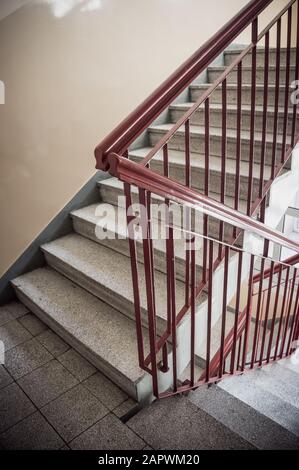 Vertikale Aufnahme einer Treppe mit Metallgeländern Stockfoto