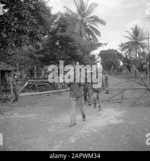 Kriegsfreiwillige in Malakka und Indonesien Militärpatrouille auf Java Datum: März 1946 Standort: Indonesien, Java, Niederländische Ostindien Schlüsselwörter: Artillerie, Militär Stockfoto