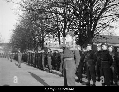 Prinz Bernhard besucht niederländische Truppen auf ihrem Armeestab in Großbritannien während des Zweiten Weltkriegs Stehen Militäroffiziere im Amt, um sie von Prinz Bernhard zu inspizieren Datum: 1940 Ort: Großbritannien Schlüsselwörter: Königshaus, Militär Stockfoto