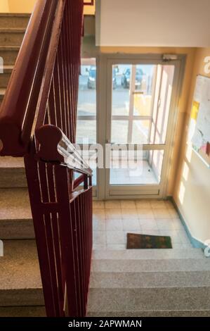 Vertikale Nahaufnahme des Holzgeländers einer Treppe Innerhalb eines Gebäudes Stockfoto