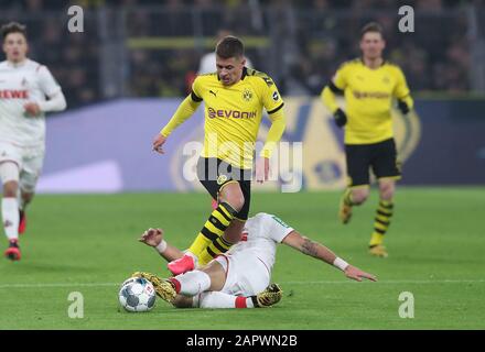 Dortmund, Deutschland. Januar 2020. Firo: 24.01.2020, Fußball, 1.Bundesliga, Saison 2019/2020, BVB, Borussia Dortmund - 1.FC Köln 5: 1 HAZARD, BVB, TOP gegen CSICHOS weltweite Nutzung Credit: Dpa/Alamy Live News Stockfoto