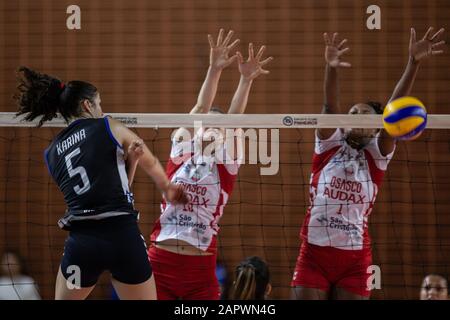 Sao Paulo, Brasilien. Januar 2020. Pinheiros X OSASCO AUDAX - Pinheiros richtet das Team Audax Osasco für die Women&# Volleyballball Superleague 2019 aus. Das Spiel findet am Henrique Villaboim Gymnasium in der Nacht zu diesem Freitag, 24. Januar 2019 statt. Credit: Foto Arena LTDA/Alamy Live News Stockfoto