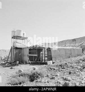 Israel 1964-1965: Totes Meer, Sodom Möglichkeit, ein Schwefelbad an den Küsten des Toten Meeres zu nehmen. Anmerkung: Das Tote Meer ist nicht nur das salzreichste, sondern auch das mineralreichste Wasser der Welt. Es gibt eine außergewöhnlich hohe Konzentration an Kalium, Brom, Magnesium und Jod. Datum: 1964 Ort: Totes Meer, Israel, Sodom Schlüsselwörter: Küsten, Meere, Schwefelbäder Stockfoto