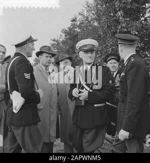 Eisenbahnunfall beim Wiederaufbau in Wezep, im mittleren Justizminister. S. J. Stigter, Richter K. N. Korteweg Datum: 12. Oktober 1958 Standort: Gelderland, Wezep Schlüsselwörter: Rekonstruktionen, Eisenbahnunfälle Stockfoto