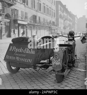 ROM: Besuch der Stadt Motorrad mit Beiwagen, die Werbung für die von Mussolini gegründete Zeitung Il Popolo d'Italia zeigt Datum: Dezember 1937 Ort: Italien, Rom Schlagwörter: Motorräder, Werbung, Straßenbilder Stockfoto