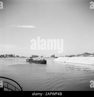 Rheinnavigation, Bericht vom Motorschiff Damco 230: Frankreich Motorschiff auf dem Canal Grande d'Alsace bei Ottmarsheim Datum: 1. April 1955 Standort: Frankreich, Ottmarsheim Schlagwörter: Binnenwasserstraßen, Kanäle Stockfoto