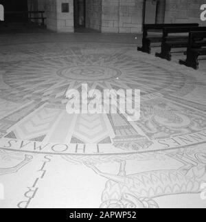 Israel 1964-1965: Jerusalem (Jerusalem), Kirchen und Kloster Mosaik Boden in der Dormition Abteikirche Anmerkung: Diese Kirche (am Berg Zion gelegen) ist ein Wahrzeichen der Stadt und ist der Ort, an dem Maria starb oder in "ewiges Schlaf" fiel. Der lateinische Name lautet Dormitio Mariae (Schlaf der Maria). Das abgebildete Symbol in der Mitte des Fußbodenmosaiks (drei in einem geflochtene Ringe) ist das Symbol der Heiligen Dreifaltigkeit Datum: 1964 Ort: Israel, Jerusalem, Berg Zion, Sion Schlüsselwörter: Kirchenbauten, Klöster, Mosaiken, religiöse Kunst, Symbole, Teppiche Stockfoto