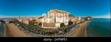 Blick auf die antike Festung Santa Barbara mit Panoramablick auf Alicante Spanien Stockfoto