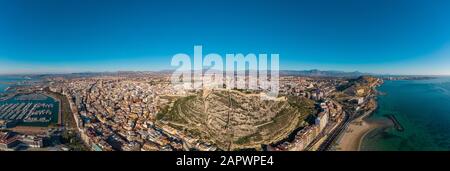 Blick auf die antike Festung Santa Barbara mit Panoramablick auf Alicante Spanien Stockfoto