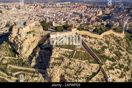 Blick auf die antike Festung Santa Barbara mit Panoramablick auf Alicante Spanien Stockfoto