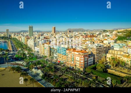 Luftaufnahme der beliebten Mittelmeerstadt Alicante an der Küste Spaniens Stockfoto