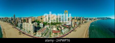 Luftaufnahme des beliebten spanischen Badeortes Benidorm mit Hochhausanlagen Stockfoto
