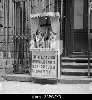 Besuchen Sie Neapel und den Vesuv Neapel (?). Mobilkapelle mit Kruzifix und zwei menschlichen Figuren (Seelen im Fegefeuer) mit Aufruf zum Beten für Verstorbene vor einem Kirchenportal Datum: 1938 Ort: Italien, Neapel Schlüsselwörter: Totengedenken, Statuen von Heiligen, Katholizität, Kreuze, religiöse Kunst Stockfoto