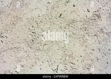 Textur einer grauen Betonwand mit mehreren Kratzern und Risse Stockfoto