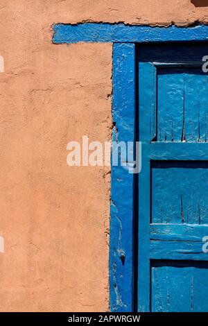 Blaue Tür in einer adobe-wand, San Pedro de Atacama, Chile Stockfoto