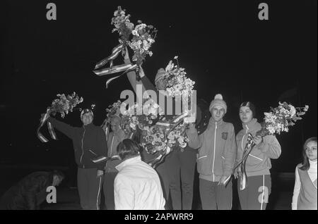 Niederländische Meisterschaften Frauen und Männer in Deventer. Honor Ladies and Gentlemen Together Datum: 10. Januar 1970 Ort: Deventer Schlüsselwörter: CHAMPONIES, SCHLITTSCHUHLAUFEN, Ehren, Sport Stockfoto